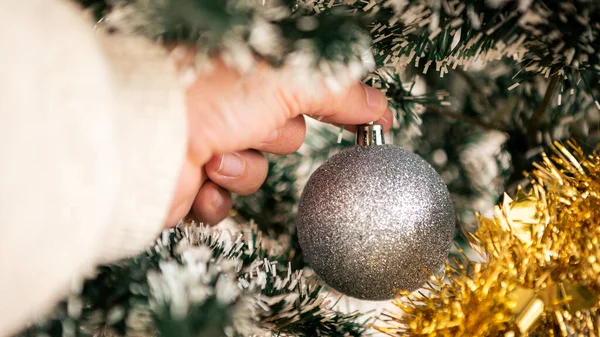 Adam Oturma Odasındaki Gümüş Toplarla Noel Ağacını Süslüyor Mutlu Noeller — Stok fotoğraf