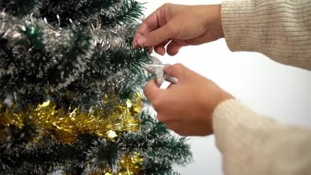 God Jul Och Glada Helgdagar Handen Man Dekorerar Granen Inomhus — Stockvideo