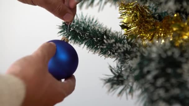 Homem Decorando Árvore Natal Com Bola Prata Casa Sala Estar — Vídeo de Stock