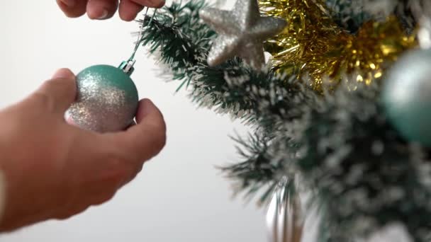 Hombre Decorando Árbol Navidad Con Bola Plata Casa Sala Estar — Vídeos de Stock