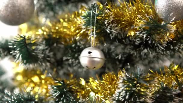 Hombre Decorando Árbol Navidad Con Estrellas Plata Casa Sala Estar — Vídeos de Stock