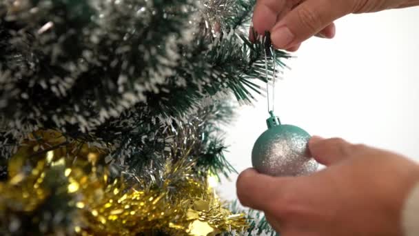 Mutlu Noeller Mutlu Tatiller Bir Adam Kışın Evde Ladin Ağacını — Stok video