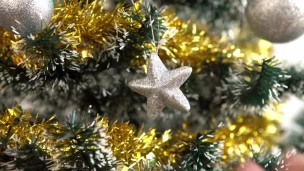 Feliz Navidad Felices Fiestas Mano Hombre Está Decorando Abeto Casa — Vídeos de Stock