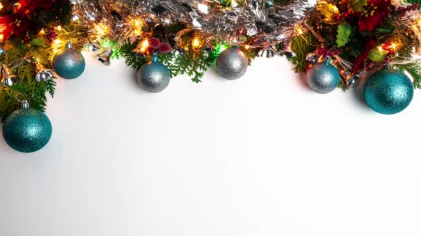 圣诞舞会 闪亮的金银花 灯和蛇纹石与空间的边界设计 美丽的绿色冷杉树枝装饰在白色横幅上的圣诞彩旗上 冬季贵族的概念 — 图库视频影像