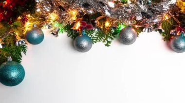 Çerçeveli yeşil çam dalı, Noel topları, parlak süsler, beyaz arka planda ışık ve yılan yağı ve metin için boşluk. Köknar ağacı dalları ve Xmas dekorasyon afişi ve yeni yıl konseptinin en üst görünümü