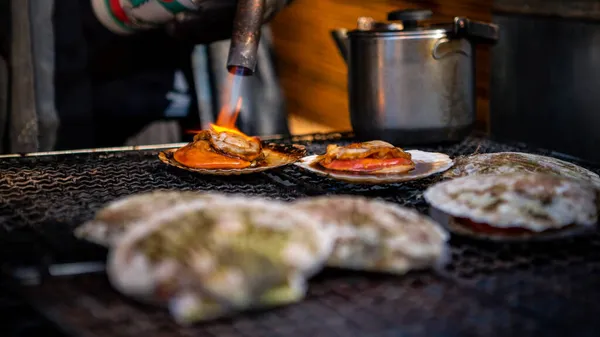 Japonya Daki Asya Balık Pazarı Caddesinde Çelik Izgarada Istiridye Pişiren — Stok fotoğraf