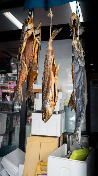 Los Comerciantes Venden Pescado Seco Famoso Mercado Pescado Tsukiji Zona —  Fotos de Stock
