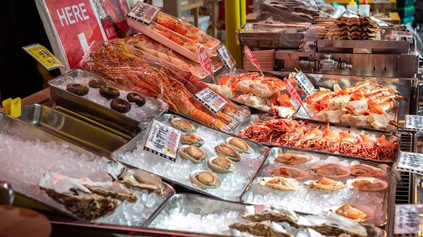 Tokio Japonia Lutego 2020 Kupcy Sprzedają Kraby Owoce Morza Targu — Zdjęcie stockowe