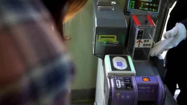 亚洲妇女在火车上免费使用塑料卡支付公共运输费 在京都的车站 人们走出电车 在日本旅行的游客 日本女人在地铁付车票 — 图库视频影像