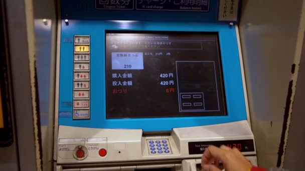 Mujer Japonesa Comprando Billetes Estación Metro Kyoto Turista Viajando Tren — Vídeo de stock