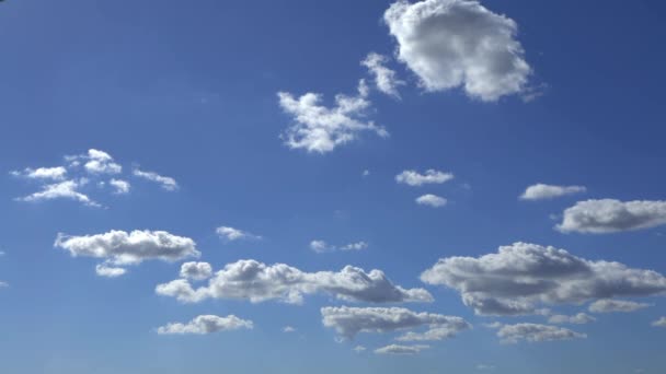 青空との天気の良い日の積雲 自然の背景パノラマとして美しい雲の風景 抽象的な形を作り出す素晴らしい雲 — ストック動画