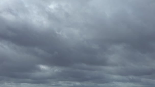 Dunkle Gewitterwolken Färben Den Himmel Schwarz Der Regen Kommt Bald — Stockvideo