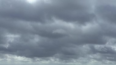 Kara fırtına bulutları gökyüzünü karartır. Yakında yağmur yağacak. Dramatik ışığı olan güzel bir cennet, bazen ağır bulutlar yüklü. Soyut doğa arkaplanı.