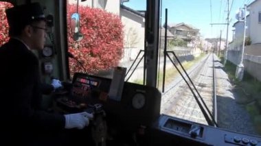 Kyoto, Japonya-13 Nisan 2019: İç kontrol merkezindeki operatör, uzun ve kısa mesafeli bir Japon yerel trenini tren yolu boyunca seyahat ederek hızlandırıyor. Manzara demiryolu seyahati manzarası