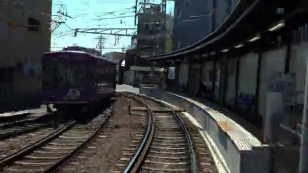 Кіото Японія Квітня 2019 Японський Місцевий Поїзд Подорожує Залізницею Вздовж — стокове відео