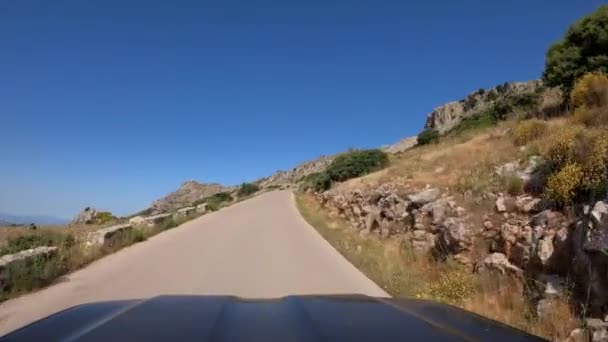 マラガ 南スペインの州の山を介してストレート2つの方法で古いアスファルトの道路上の車の運転のPov アンダルシアの山のあるスペインの田舎をドライブするには — ストック動画