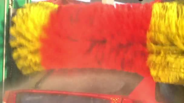 Spowolnienie Samochodzie Przechodzącym Przez Automatyczną Pralkę Kolorowe Czerwone Żółte Pędzle — Wideo stockowe