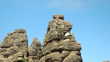İspanya 'da Torcal Sierra Antequera' nın karst peyzajında duran maceraperest adam. Malaga 'da dikey kireçtaşı duvarları olan büyük vadiye tırmanan bir gezgin.