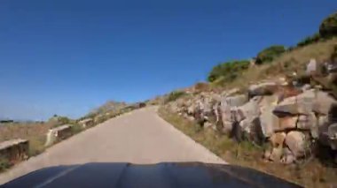 İspanya 'nın güneyindeki Malaga vilayetlerindeki bir dağdan iki yönlü eski asfalt yolda giden otomobil POV' u. Endülüs 'te dağları olan bir İspanyol kırsal bölgesinden geçmek..