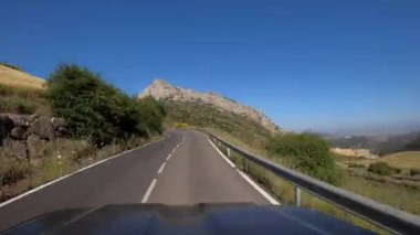 İspanya 'nın güneyindeki Malaga vilayetlerindeki bir dağdan iki yönlü eski asfalt yolda giden otomobil POV' u. Endülüs 'te dağları olan bir İspanyol kırsal bölgesinden geçmek..