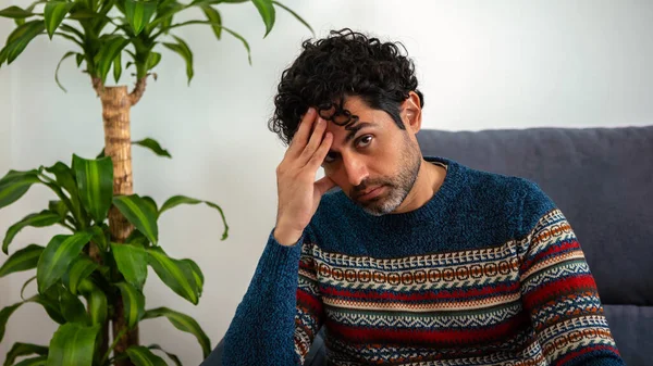 Modelo Masculino Guapo Siente Cansado Después Del Trabajo Hombre Maduro —  Fotos de Stock