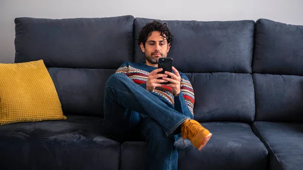 Retrato Del Hombre Caucásico Usando Teléfono Inteligente Sentado Sofá Hermoso —  Fotos de Stock