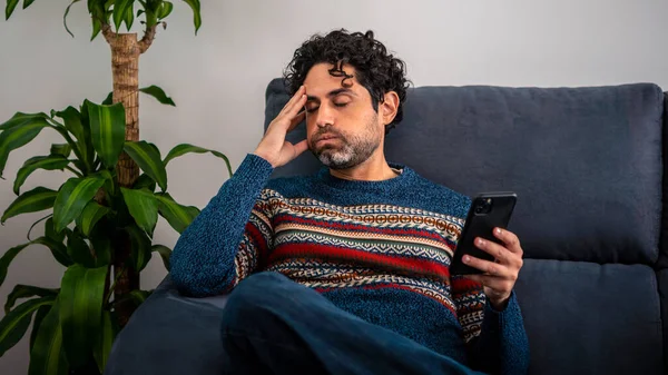 Kanepede baş ağrısı çekerken alnını tutan bir erkek bunalımı. Yetişkin bir adam akıllı telefon kullanır, düşünür, ağır düşünür, sevgilisinden ayrılır ya da maddi sorunlar yaşar.