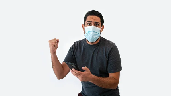 Homme Utilisant Smartphone Masque Facial Abri Coronavirus Covid Faisant Geste — Photo