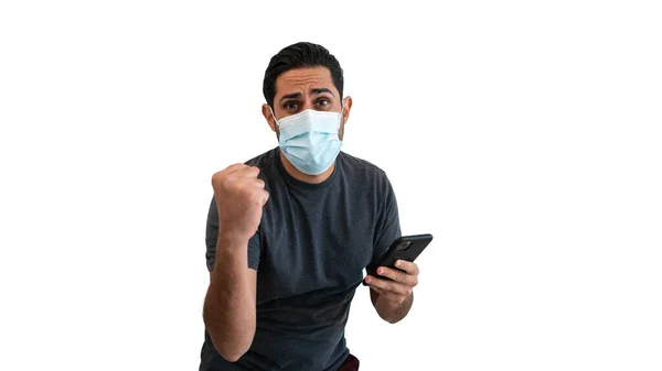 Vit Man Med Smartphone Med Steril Ansiktsmask Isolerad Vit Bakgrund — Stockfoto