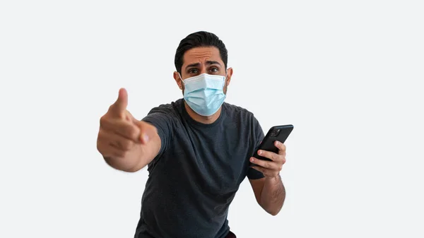 Beyaz Adamın Portresi Kamerayı Işaret Ediyor Corona Virüsü Salgını Sırasında — Stok fotoğraf
