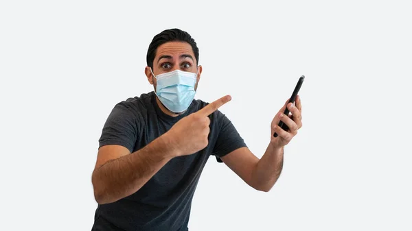 Uomo Indica Con Indice Smartphone Maschera Viso Sicuro Coronavirus Isolato — Foto Stock