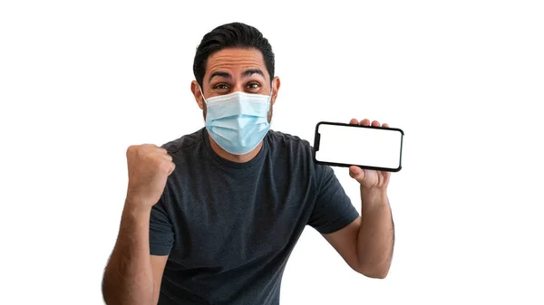 Porträtt Glad Kaukasisk Man Med Hjälp Smartphone Och Medicinsk Mask — Stockfoto