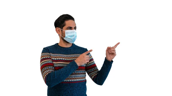 Människan Indikerar Med Pekfingrar Sidan Och Använder Ansiktsmask Som Säker — Stockfoto