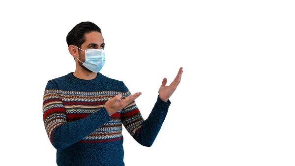 Vit Man Pekade Med Två Händer Sidan Med Medicinsk Mask — Stockfoto