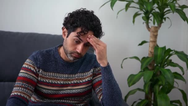 Retrato Homem Bonito Vestindo Uma Camisa Sentindo Exausto Sofá Casa — Vídeo de Stock