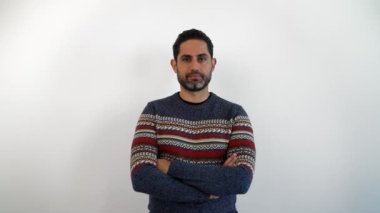 Arka planda boş bir alanda mutlu ve pozitif bir adamın portresi. Beyaz tenli yakışıklı bir adam. Mutlu ve yakışıklı erkek model.