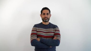 Arka planda boş bir yerde duran havalı ve yakışıklı bir adamın portresi. Beyaz, yakışıklı bir adam. Yakışıklı erkek model.