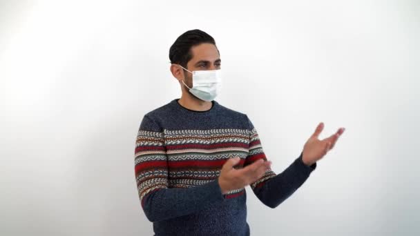 Vit Man Pekade Med Två Händer Sidan Med Medicinsk Mask — Stockvideo