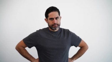 Yakışıklı adamın portresi, izole edilmiş arka planda negatif pozla sorunu çözmeye çalışıyor. Kızgın ve endişeli beyaz adam.