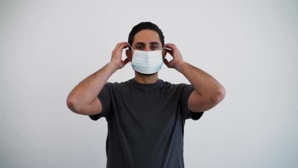 Άντρας Που Χρησιμοποιεί Μάσκα Προσώπου Για Προστατευτεί Από Τον Κορωνοϊό — Αρχείο Βίντεο