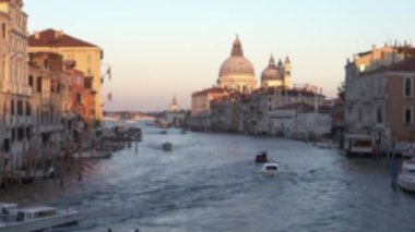 Santa Maria della Salute Basilikası 'nın, Grand Canal' da su yolunda seyreden tekne ve feribotlarla çekilmiş güzel görüntüsü. Feribot, Venedik kanalları etrafında bir ulaşımdır. Bulanık arkaplan