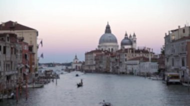 Santa Maria della Salute Bazilikası 'nın bulanık görüntüsü ve Grand Canal' daki geleneksel gondol. Gondol, Venedik kanallarında bir nakliye aracı.