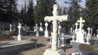 İspanya 'da mezar taşı, eski beyaz haç ve selvi ağacı olan bir mezarlıktaki parmak izlerinin bulanık görüntüsü. İspanyol kırsal mezarlığı..