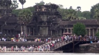 Kamboçya 'nın yeni yılını kutlamak için Angkor Wat Tapınağı' nın girişindeki kalabalığın bulanık görüntüsü. Ünlü kent simgesi ve dini festivalde yerel festival.