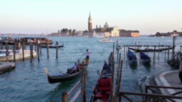 ヴェネツィアイタリアを背景にサン ジョルジョ マッジョーレの歴史的な教会と旅行休暇の休暇にロマンチックなボートでカップルに乗るゴンドラの焦点を当てたビュー ロマンチックな旅 — ストック動画