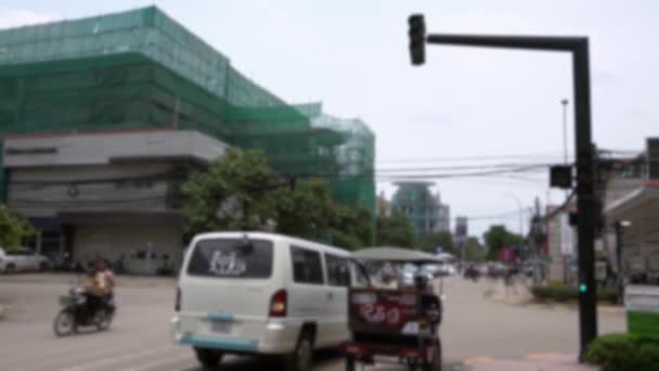 Blurred Defocused View Traffic Light Cars Tuktuk Local Roadside Cambodian — Vídeo de Stock