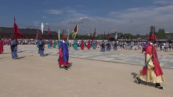 Vista Borrosa Desenfocada Guardias Armados Fila Con Uniformes Soldados Tradicionales — Vídeos de Stock