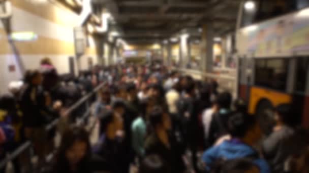 Blurred Defocused View Crowd Tourists People Stand Wait Long Queue — Vídeo de Stock