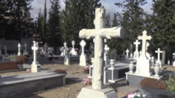Verschwommene Defokussierte Ansicht Von Tumoren Auf Einem Friedhof Mit Grabstein — Stockvideo