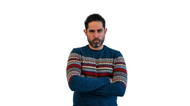 Kafkas asıllı, şüpheci ve gergin bir adamın portresi, izole edilmiş arka planda çapraz kolları olan, onaylanmayan bir yüz ifadesi. Negatif kişi.